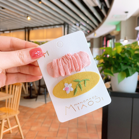 Заколки, горчичный(вышивка)+розовый(плиссировка). 2шт