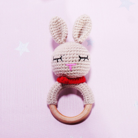 Вязанная погремушка Зайчик
