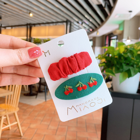 Заколки, зеленая(вышивка)+красная(плиссировка). 2шт