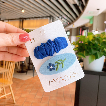 Заколки голубая(вышивка) + синяя(плиссировка). 2шт