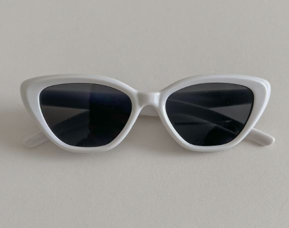 Очки солнцезащитные, узкие, белые